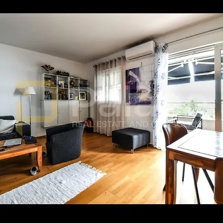 Chatarina Apartment *